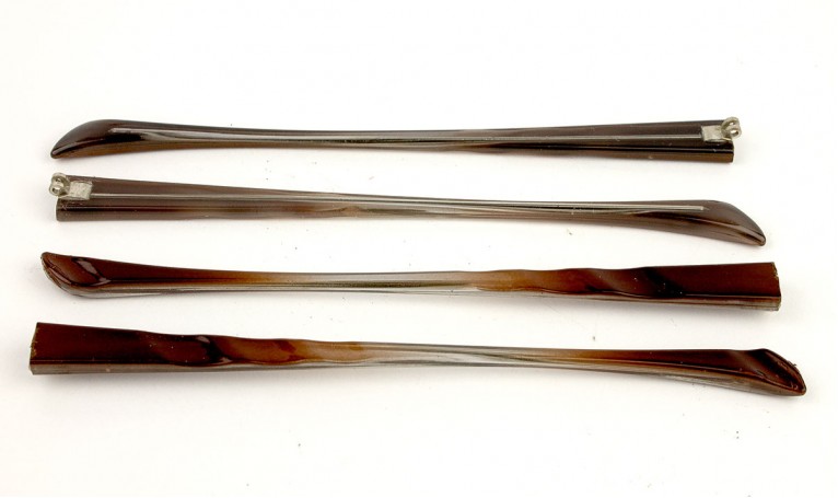 Завушник пластиковий світло-коричневий широкий із подвійним шарніром (рифлений)